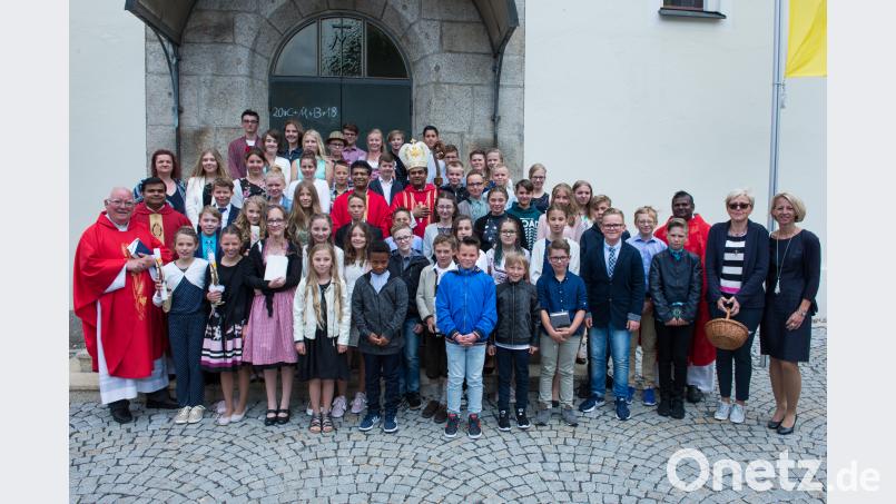 In der Pfarrkirche Maria Immaculata wurde Firmung gefeiert. 52 junge Christen aus der Pfarreiengemeinschaft Friedenfels/Fuchsmühl erhielten von Bischof Dr. Prince Antony Panengaden (Mitte) das Sakrament. Eingebunden in den Gottesdienst waren Ruhestandspfarrer Siegfried Wölfel, Pater Martin (vorne von links), Pfarrer Joseph (Mitte) und Ordenspriester Dr. Sikamany (rechts) sowie bei den Vorbereitungen und der Organisation der Firmung, Alexandra Kaßeckert, Gemeindereferentin Sabine Schiml (von rechts) und Kerstin Weidner-Tusek. bsc