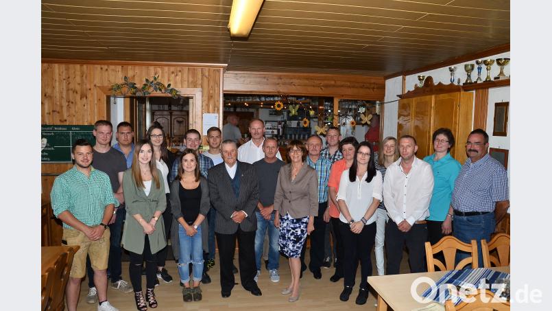 Mit vielen Gästen feiert Willibald Ebnet (vorne, Vierter von links) seinen 80. Geburtstag im Gasthaus "Zur Glashütte". fjo
