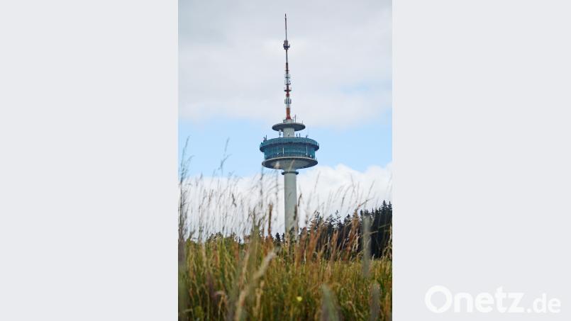 Vom Fernsehturm auf dem Fischerberg aus werden keine Fernsehsender mehr ausgestrahlt, wohl aber mobiles Internet für den Flugverkehr ermöglicht. Schönberger