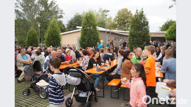 Auch wenn das Wetter nicht sommerlich war, waren die Tische am Nachmittag des Pfarrfestes voll besetzt. weu