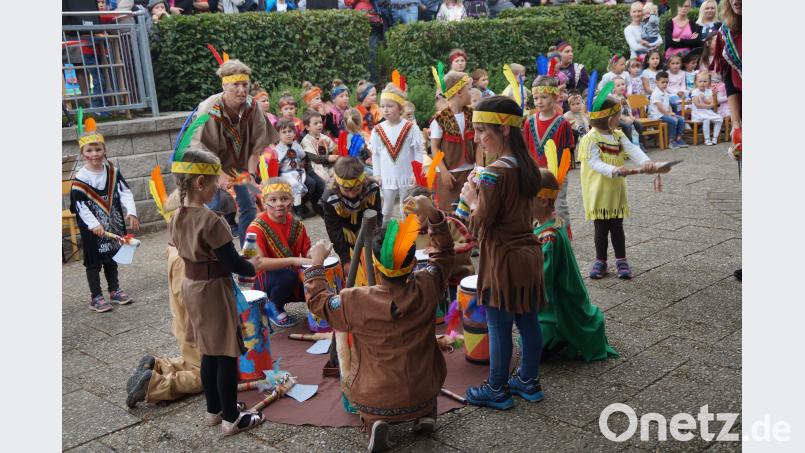 Bei ihrer Reise durch die halbe Welt kamen die Kinder auch an das Lagerfeuer der Indianer. weu