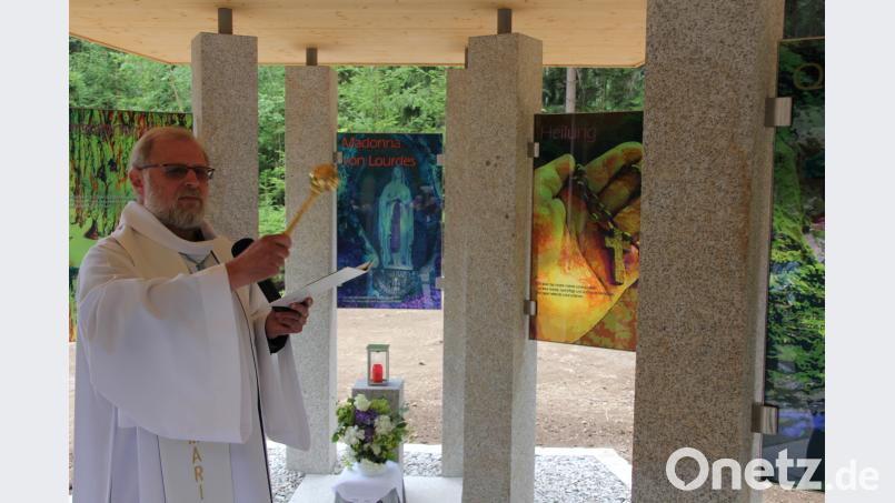 Peter Benedikt Leitmayr segnete die neu erbaute Marienkapelle, die zugleich Begegnungsstätte am Waldbesinnungspfad sein soll,. kro