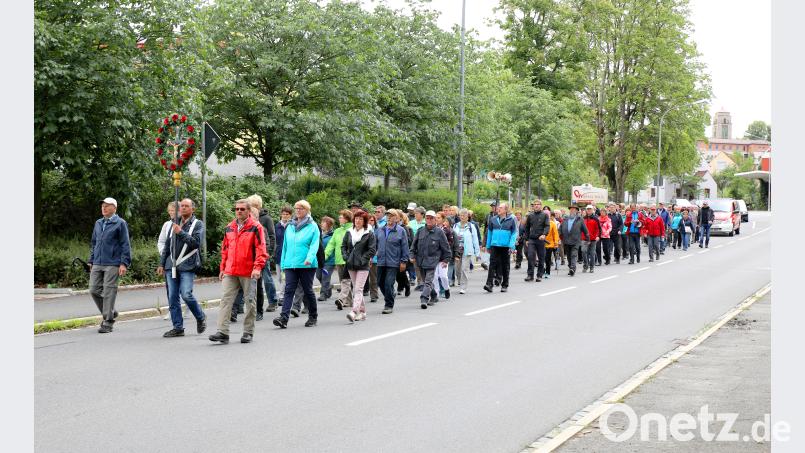 Gut 120 Teilnehmer pilgerten singend und betend bei der Dankwallfahrt des Pilgervereins zur Peters-Kirche im Steinwald. Neumann, Jochen [NJN] (jochen.neumann@erbendorf.de)