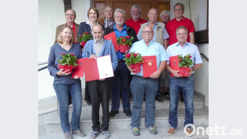 Die geehrten SPD-Mitglieder: Vorne,  von links: Hanne Herrmann, Michael Staubitzer, Walter Voß, Erich Grüssner. Hinten,  von links: Schriftführer Jens Hammer, Abgeordnete Annette Karl, Altbürgermeister Herbert Dorner, Willi Schneider, Gemeinderat Willy Koegst, Kassier Robert Uschold, zweite Vorsitzende Elke Waldeck und Vorsitzender Rudolf Teichmann. Schönberger, Ferdinand [FSB] (autor-fsb@onetz.de)