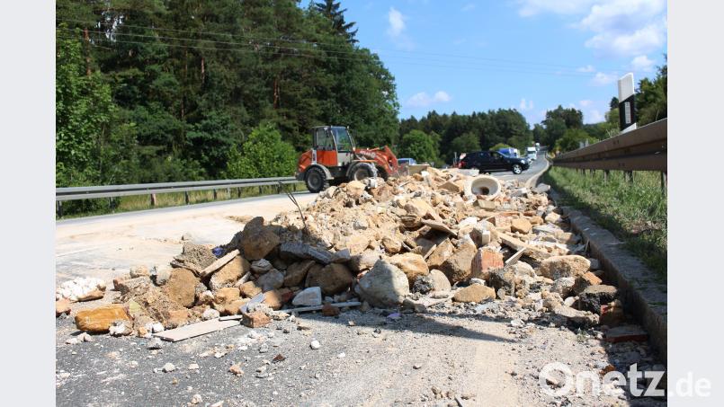 Mehrere Tonnen Bauschutt verteilten sich beim Bahnhof Michelfeld auf der B 85, als hier ein Lastwagen-Anhänger umkippte. Jürgen Masching