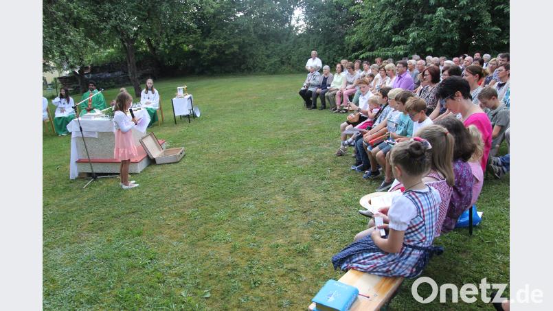 Mit großem Eifer gestalteten die Kinder den Familiengottesdienst im Pfarrgarten. ral