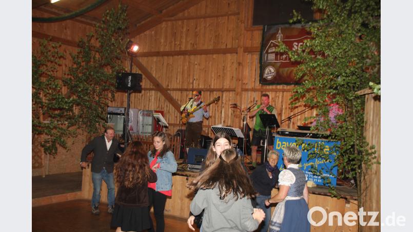 Am Samstagabend spielte die Band „Bayern-Live“ auf, wozu einige das Tanzbein schwangen. frd