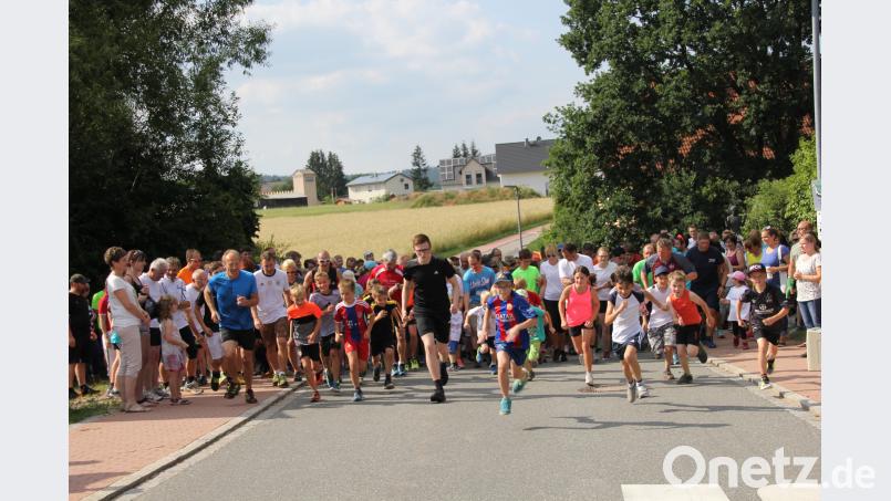 Beim Schnaittenbacher Bürgerlauf starten insgesamt 265 Teilnehmer und erzielen so eine schöne Spende für die drei örtlichen Kindergärten. ads