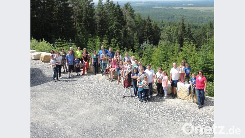 Eine tolle Sicht über das Zielgebiet bis ins Fichtelgebirge hatten die jungen Gartler aus dem Klosterdorf zum Abschluss ihrer Besichtigungstour. Bild: jhö