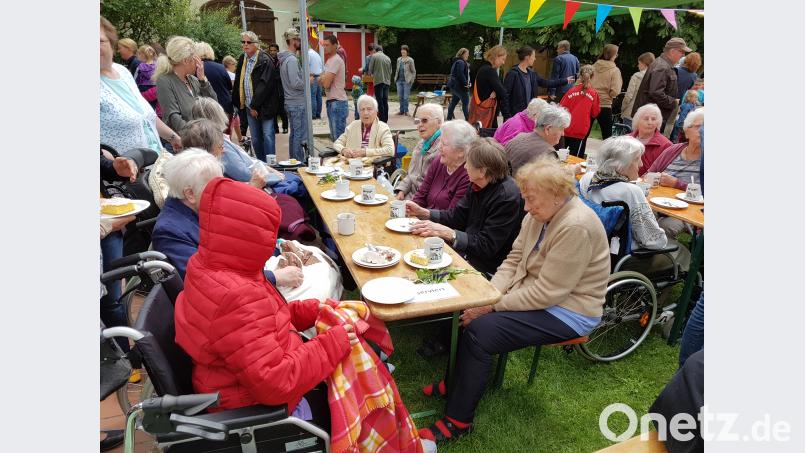 Zum Sommerfest hatte der Kindergarten auch die Senioren aus dem benachbarten St. Johannis-Stift eingeladen. hir