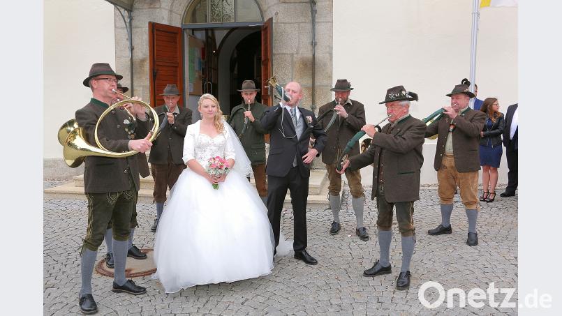 Revierjäger Jonas Ständer (rechts neben der Braut) beeindruckte mit den Jagdhornbläsern Waldsassen nicht nur seine frisch angetraute Ehefrau Isabella. Nach dem "Jägermarsch Nummer 3" unter der Leitung von Bernhard Stier (links) erklang am Kirchenvorplatz großer Applaus. bsc