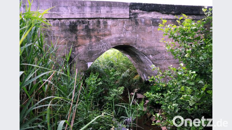 Die Deutsche Bahn will die in die Jahre gekommene Eisenbahnbrücke über den Kainsbach nahe der Gebenbacher Kläranlage erneuern. Die aktuelle Planung findet die grundsätzliche Zustimmung des Gebenbacher Gemeinderats. gf
