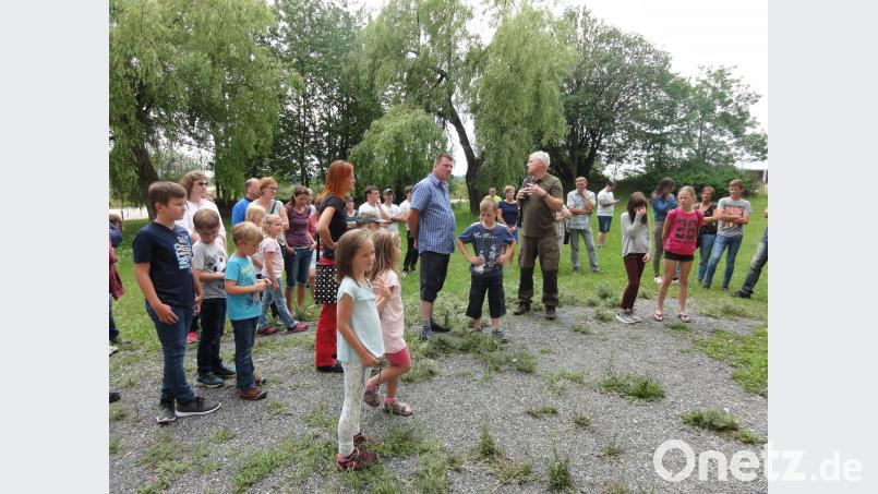 Aufmerksam lauschten die Buben und Mädchen den Ausführungen von Förster Gerstenmeier zu Geschichte der Streuobstwiesen und der ehemaligen Dörfer im Übungsplatz Bild: jhö