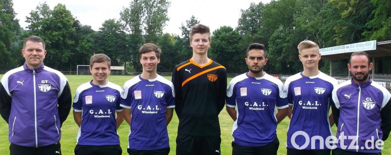 Trainer Thomas Gietl (von links) freut sich über die Neuzugänge beim TSV Detag Wernberg: Klaus Moucha, Fabian Göbl, Moritz Plößl, Sükrü Atas und Andreas Reis. Mit auf dem Bild ist Abteilungsleiter Christian Luff. Luff, Joachim [LFJ] (achimluff@gmx.de)