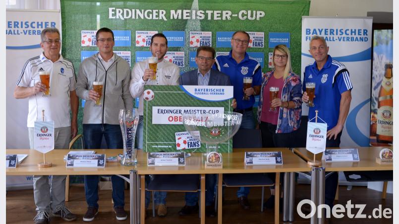 Alfred Tischler (Mitte) zog die Namen der Mannschaften für die Gruppeneinteilung, mit dabei (von links) Georg Müllner, der Bezirksvorsitzende des Frauen- und Mädchenausschusses, Bezirksspielleiter Christian Wolfram, Markus Mann von der Pressestelle der Privatbrauerrei Erdinger Weißbräu, Manfred Seitz, Nadja Sporrer und Jürgen Drahota vom TuS Rosenberg. Fröhlich, Reiner [REF] (reiner.froehlich@oberpfalzmedien.de)