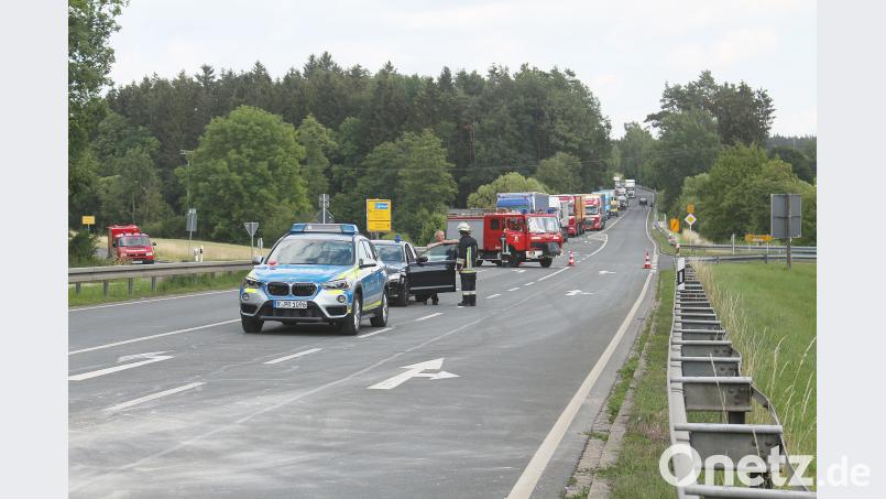 Zwei Stunden lang wurde die B 85 im Bereich der Unfallstelle komplett gesperrt. Jürgen Masching
