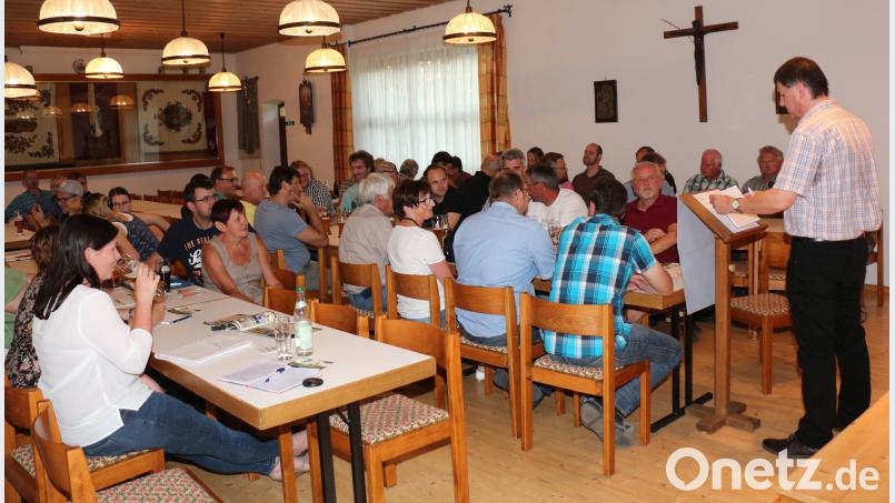 Arno Stahl berichtet von den vergangenen Erntedankzügen in der Vorbesprechung zum Erntedankzug 2020 in Kastl. rpp