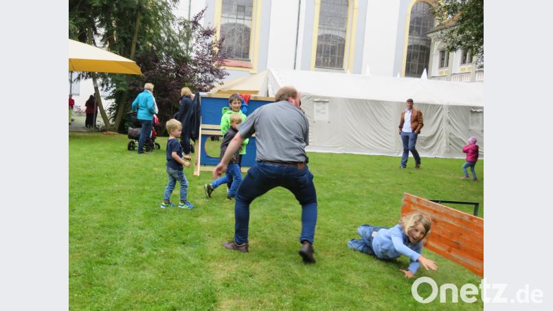 Pfarrvikar Markus Hochheimer lud die Jungs zum spontanen "WM-Match" auf die Pfarrwiese ein und fand auf Anhieb ausreichend Fußballfreaks für ein spannendes Duell der Mannschaften. ubb