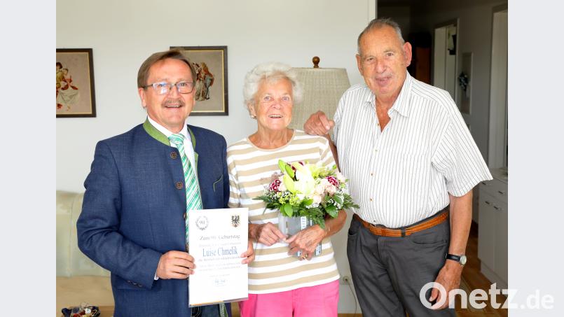 Ihren 90. Geburtstag kann Luise Chmelik feiern. Mit auf dem Bild (von links) Bürgermeister Hans Donko und Ehemann Ludwig Chmelik. Jochen Neumann