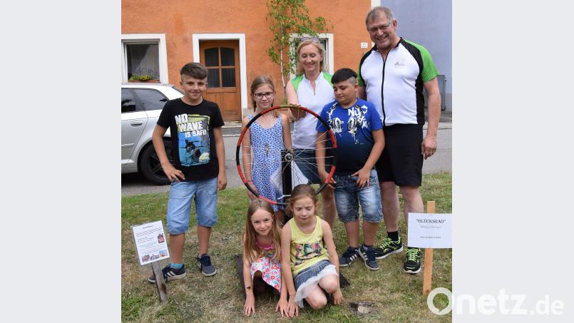 Am Glücksrad von Hans und Brigitte Reiser am Rande des Jakobusweges zu drehen, ist schon etwas einmaliges. - und die Gebrauchsanweisung ist auch gleich mit dabei. bö
