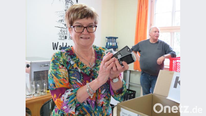 Gudrun Sirtl von der KAB sammelte eifrig alte Handys. Und sie konnte sich freuen, denn die Aktion wurde sehr gut angenommen. ubb