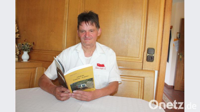 Der Eisenbahn-Historiker Wolfgang Bleiweis aus Münnerstadt (Unterfranken) präsentiert seine Publikation über die Lokalbahn Nabburg - Schönsee. lg