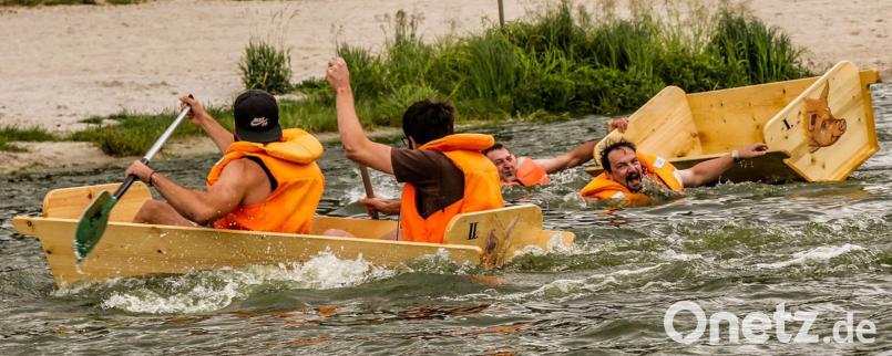 Die Zuschauer des Sautrog-Rennens bekamen spannende Duelle auf dem Eixendorfer Stausee geboten: Die Besatzung des Tourismusvereins, Markus Greiner (rechts) und Eduard Kick, gingen gegen die Ebner-Brüder baden. Tanja Kraus