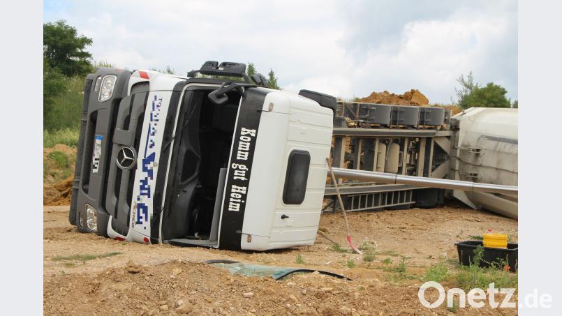 In einer Kiesgrube bei Wenzenbach ist ein Lkw umgekippt Alexander Auer