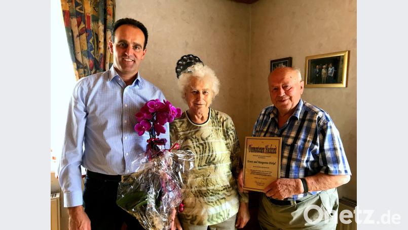 Bürgermeister Hans-Jürgen Strehl gratuliert Margarete und Ernst Pickel aus Schnellersdorf zur diamantenen Hochzeit (von links). aja