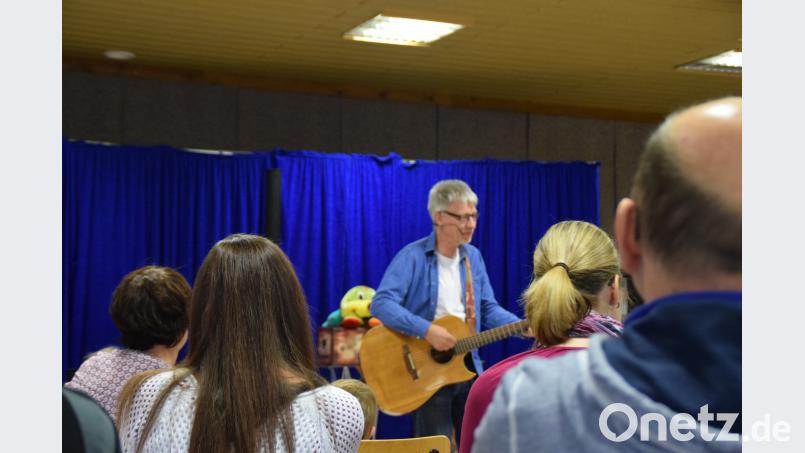 Uwe Lal bringt Stimmung in den Saal. twg