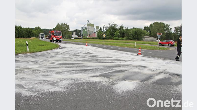 Das Straßenbauamt geht mit Salz gegen das Fett vor. Bild: jma