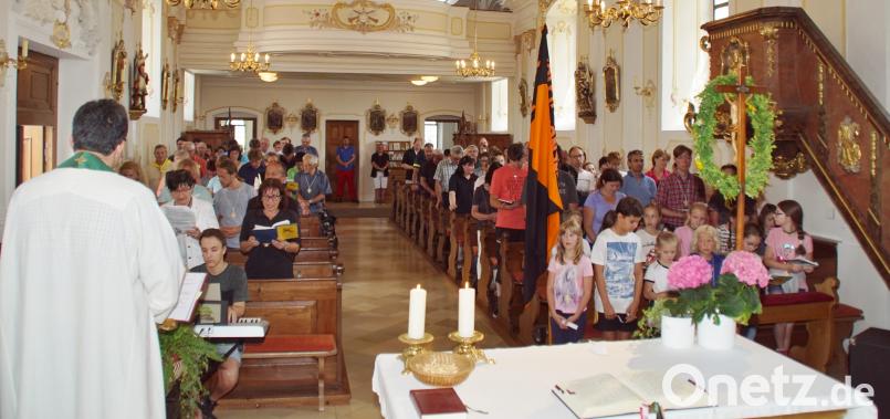 In der Kreuzbergkirche in Pleystein feierten die Wallfahrer mit Pfarrer Wolfgang Dietz den Gottesdienst. mmj