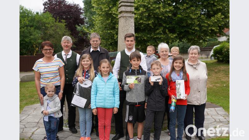 Die Gewinner des Kirchweihrätsel mit Pfarrgemeinderat - Sprecherin Birgit Bergmann (links) und Pfarrer Norbert Götz. fvo
