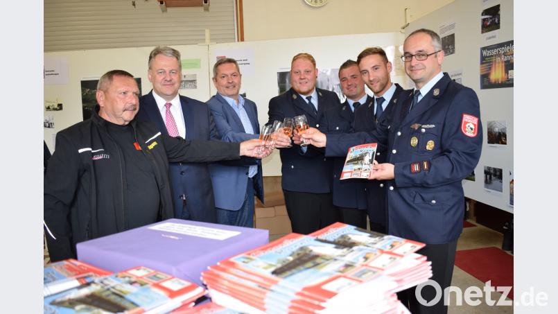 Auf die Vorstellung der Chronik und die Ausstellung im Feuerwehrhaus stoßen  (von links) Wolfgang Meiler, Landrat Richard Reisinger, Bürgermeister Joachim Neuß, Fabian Schwemmer, Daniel Winter, Sebastian Schwemmer  und Stefan Egerer an. wku