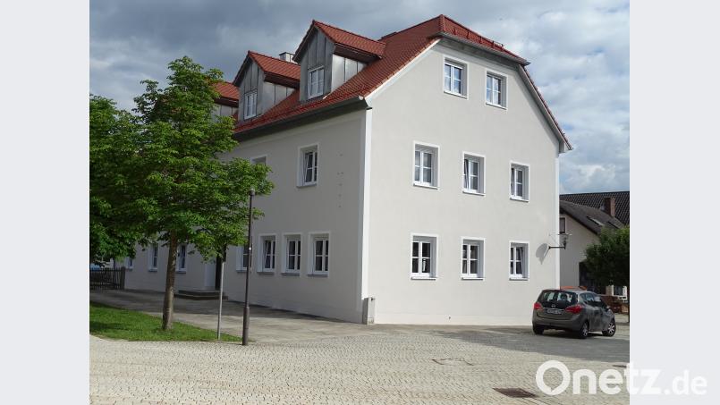 Es ist eine Geschichte wie aus dem oberpfälzischen Dorfbilderbuch. Ein Wirtshaus gleich neben der Kirche, dem Friedhof und einem herrschaftlichen Schloss wird aus dem Dornröschenschlaf geweckt und strahlt, durch die Initiative eines privaten Investors, in neuem Glanz. Bild: hou