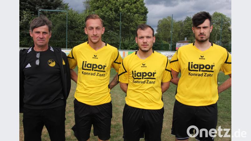 Zum Trainingsauftakt begrüßte Spielleiter Thomas Schramm (von links) einen Teil der Neuzugänge beim FC Tirschenreuth: Andreas Zeus, Kubilay Özdemir und Burak Övunc. Rosner, Konrad (KONRAD.ROSNER@T-ONLINE.DE)