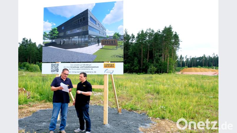 Die Firma Lippert ist vorne dabei. Das wird so bleiben, versichern Firmenchef Hubert Schug und technischer Geschäftsführer Winfried Hein. Erst recht, wenn Lippert seinen Firmensitz Schritt für Schritt nach Eschenbach verlegt. Unser Bild zeigt die „Macher“ Hubert Schug und Winfried Hein bei  der Vorstellung des Planungskonzeptes vor der Ansicht des 1. Bauabschnittes. do