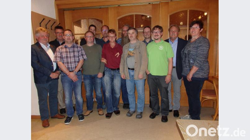 Der neue Vorsitzende Manfred Oppl (4.v.li); 2. Vorsitzender Christian Müller (3. v. re.; grünes Shirt) und der nach 34 Jahren aus der Vorstandschaft ausscheidende Hors Keßler (2. v. li) wrt