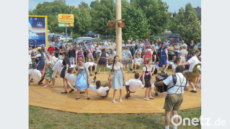 Die 18 Kirwapaare des Schnoittenbecker Kirwa-Vereins machen beim Baumaustanzen eine gute Figur. ads
