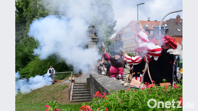 Pünktlich um 18 Uhr ließ das Stiber-Fähnlein die Böller krachen. Bild: Hartl