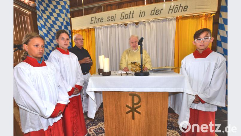 Den Festgottesdienst zum Patrozinium zelebriert Pfarrer Markus Priwratzky. Links neben ihm verfolgt der Vorsitzende des Kapellenbauvereins, Ludwig Hofmann, die Feier. no