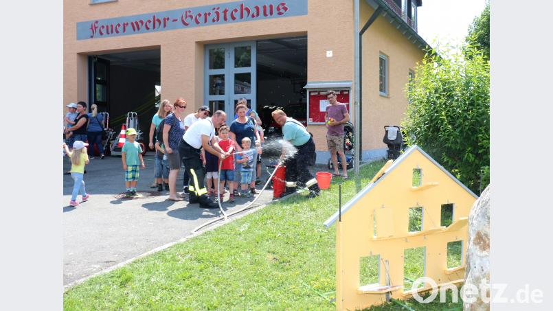 Beim „brennenden Holzhaus“ konnte jeder mal ein echter Feuerwehrmann sein. Mit Papa oder dem Feuerwehrmann an der Kübelspritze und dem Junior am Strahlrohr wurde so manches „Feuer“ gelöscht. rpp