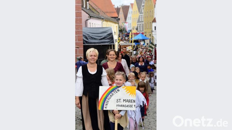 Der Kindergarten St. Marien reihte sich in den großen Festzug mit ein. Hartl