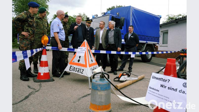THW-Ortsbeauftragte Marco Hubert (Dritter von links) stellt Oberbürgermeister Michael Cerny (Fünfter von links), Bürgermeister Martin Preuß (Dritter von rechts), dem Bundestagsabgeordneten Alois Karl (Zweiter von rechts) sowie einigen Ehrengästen Fahrzeuge, Geräte und Einsatzmaterial vor.	Bild: gf (gf)