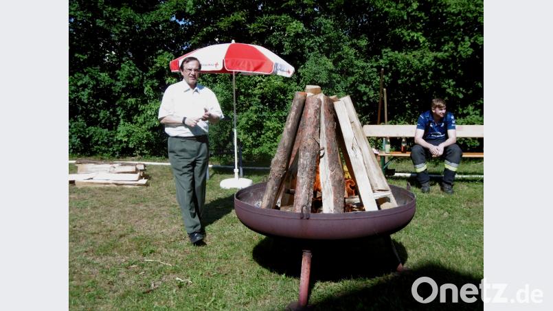 Nach dem Segen durch Stadtpfarrer Bernhard Müller wurde Johannisfeuer beim Seniorenheim Hammergmünd entzündet myd