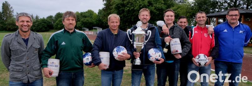 Von kameradschaftlichem Geist geprägt verlief das Wanderpokalturnier der Altliga. Von links: Michael Gailitzdörfer, Willi Schmidkonz, Markus Borkhard, Jürgen Pohl, Rene Knorr, Alexander Völkl, Peter Wittmann und Christian Haberkorn. le