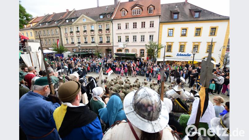 Eine große Besucherschar ließ sich am Freitag die Eröffnung des 42. Altstadtfestes nicht entgehen. Auf den Treppen von St. Marien hatten sich dazu viele historische Gruppen, eine Abteilung der Stryker und die Polit-Prominenz versammelt. Bild: Hartl