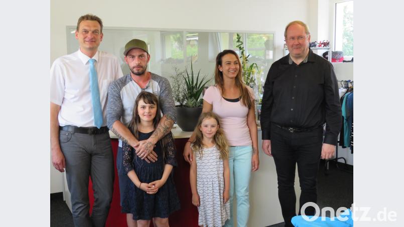 Bürgermeister Ernst Schicketanz (links) und Pfarrer Markus Nees (rechts) gratulierten Jessica Pöll (Zweiter von rechts) mit Mann Marco   und ihren Töchtern Alina und Larissa  zur Eröffnung der Schatzkiste. Johann Adam