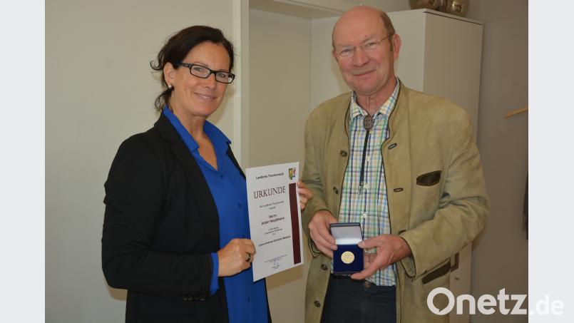 Bürgermeisterin Friederike Sonnemann überreichte Anton Hauptmann im Auftrag des Landkreises die Johann-Andreas-Schmeller-Medaille. jr