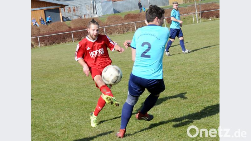Die Sportfreunde Kondrau (im Bild Andreas Ott, links) und der TSV Konnersreuth (im Bild Martin Heinrich, Nummer 2) gehen kommende Serie in der Kreisliga Süd an den Start, die nur mehr 15 Teams umfasst. HEH, Autor [HEH] (HECHT.HORST@T-ONLINE.DE)
